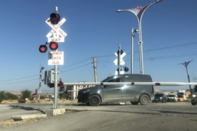 Elazığ'da tren yolunda tehlikeli anlar kaydedildi