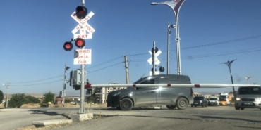 Elazığ'da tren yolunda tehlikeli anlar kaydedildi