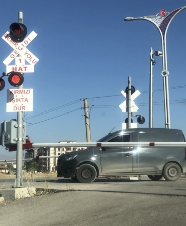 Elazığ'da tren yolunda tehlikeli anlar kaydedildi