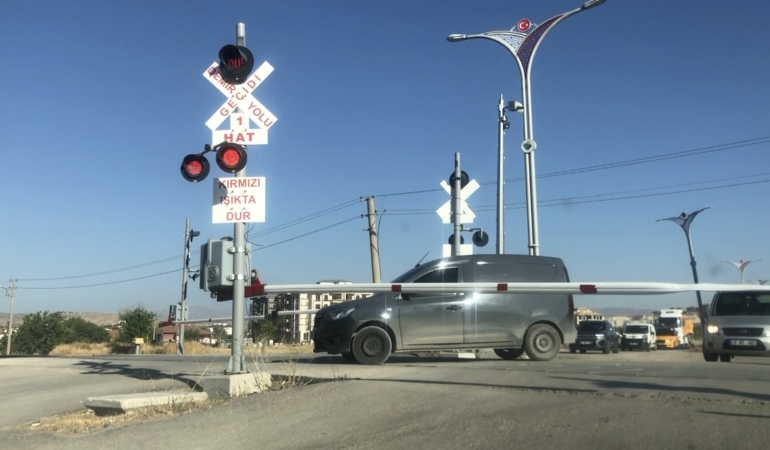 Elazığ'da tren yolunda tehlikeli anlar kaydedildi