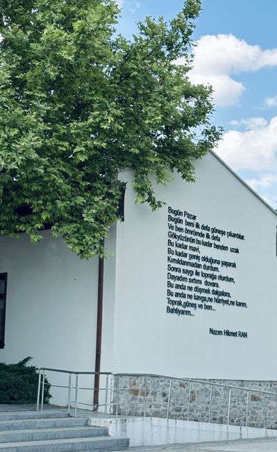 Emekli öğretmen Alaşehir'in mahallelerini şiirle buluşturdu