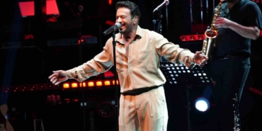 Emre Altuğ, Bursa Açıkhava Tiyatrosu'nda Konser Verdi