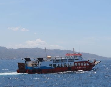 Endonezya'da feribot yangınında 5 kişi hayatını kaybetti, 41 kayıp