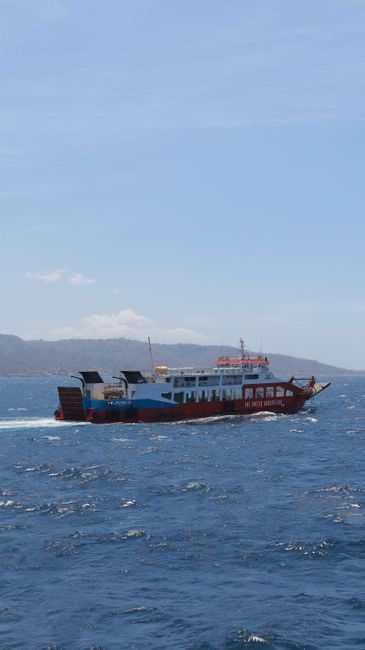 Endonezya'da feribot yangınında 5 kişi hayatını kaybetti, 41 kayıp