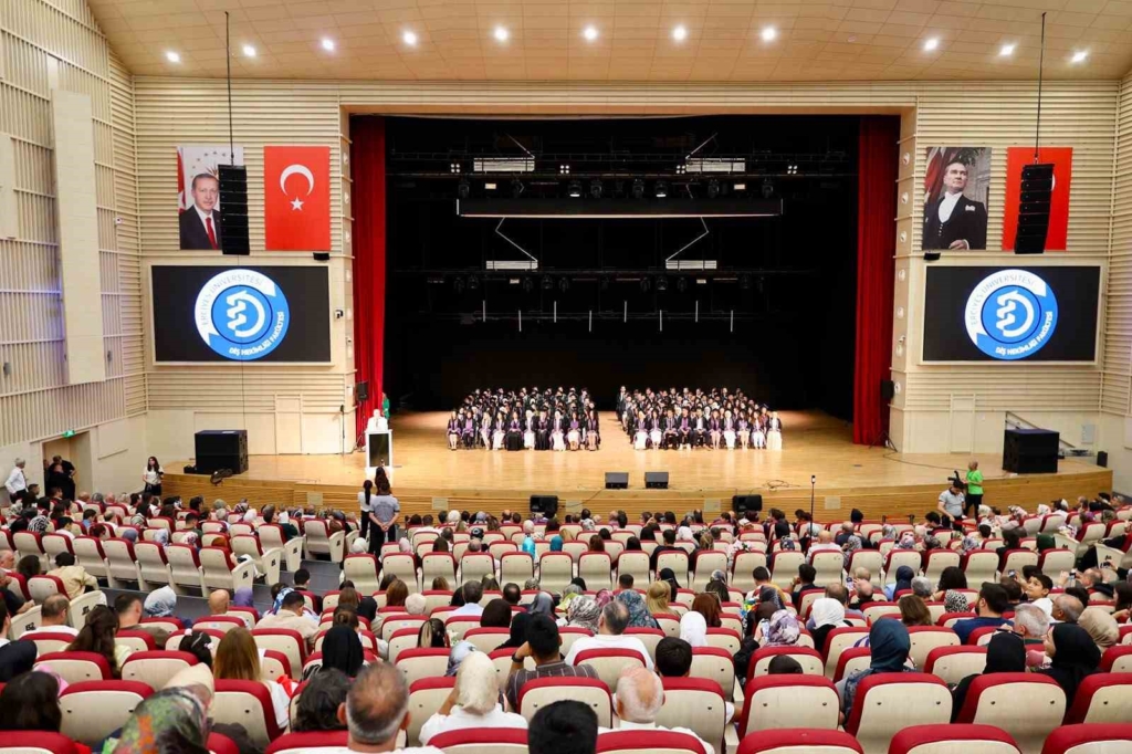 Erciyes Üniversitesi Diş Hekimliği Fakültesi 17. Dönem Mezunlarını Verdi