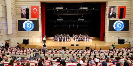 Erciyes Üniversitesi Diş Hekimliği Fakültesi 17. Dönem Mezunlarını Verdi