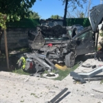 Erzincan'da otomobil evin bahçesine uçtu