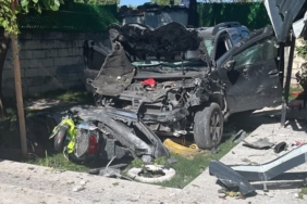 Erzincan'da otomobil evin bahçesine uçtu