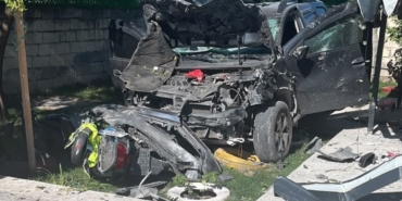 Erzincan'da otomobil evin bahçesine uçtu