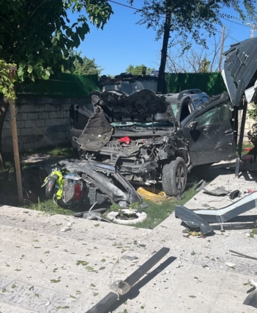 Erzincan'da otomobil evin bahçesine uçtu