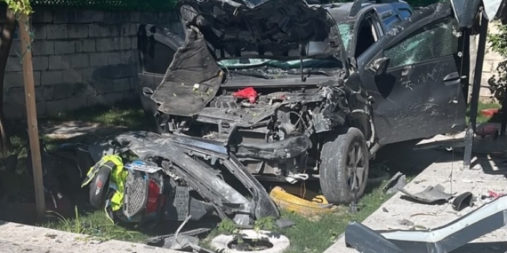Erzincan'da otomobil evin bahçesine uçtu