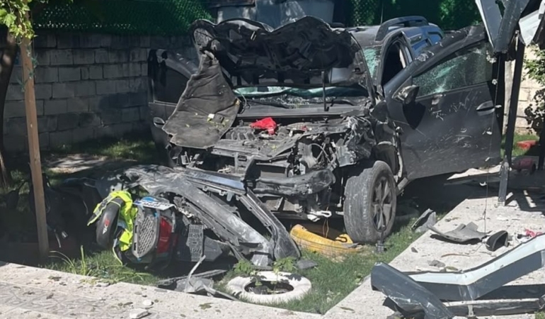 Erzincan'da otomobil evin bahçesine uçtu