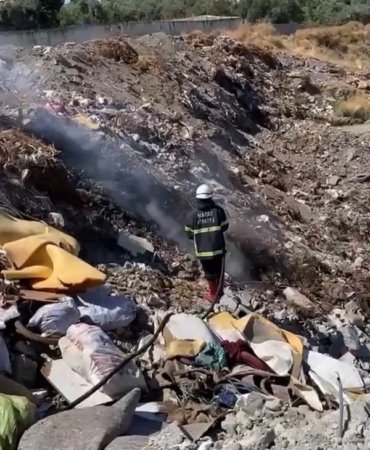 Erzin'deki çöplük yangını itfaiye tarafından kontrol altına alındı