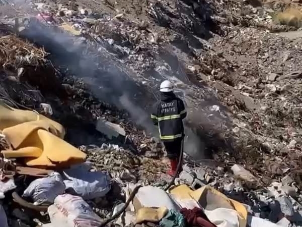 Erzin'deki çöplük yangını itfaiye tarafından kontrol altına alındı