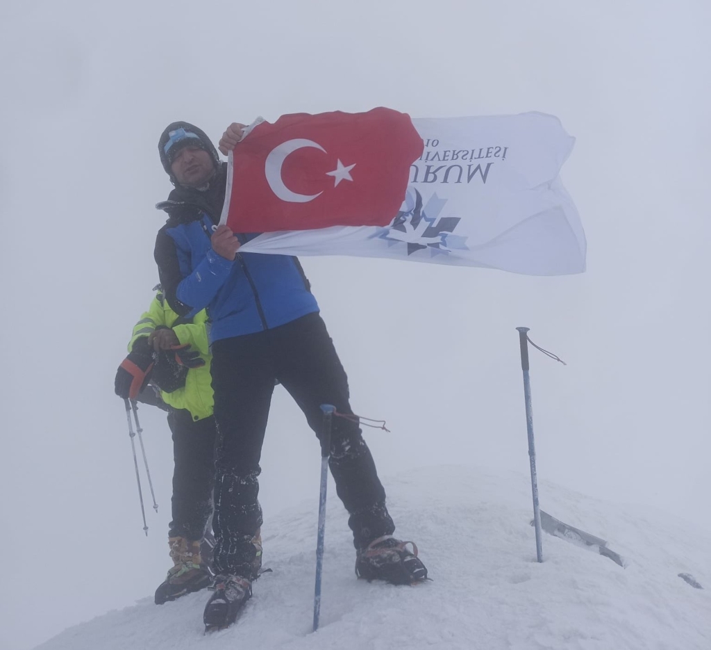 Erzurum Teknik Üniversitesi Bayrağı Ağrı Dağı'nda Dalgalandı
