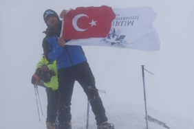 Erzurum Teknik Üniversitesi Bayrağı Ağrı Dağı'nda Dalgalandı