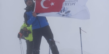 Erzurum Teknik Üniversitesi Bayrağı Ağrı Dağı'nda Dalgalandı
