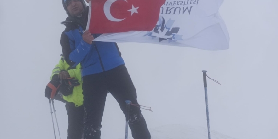 Erzurum Teknik Üniversitesi Bayrağı Ağrı Dağı'nda Dalgalandı