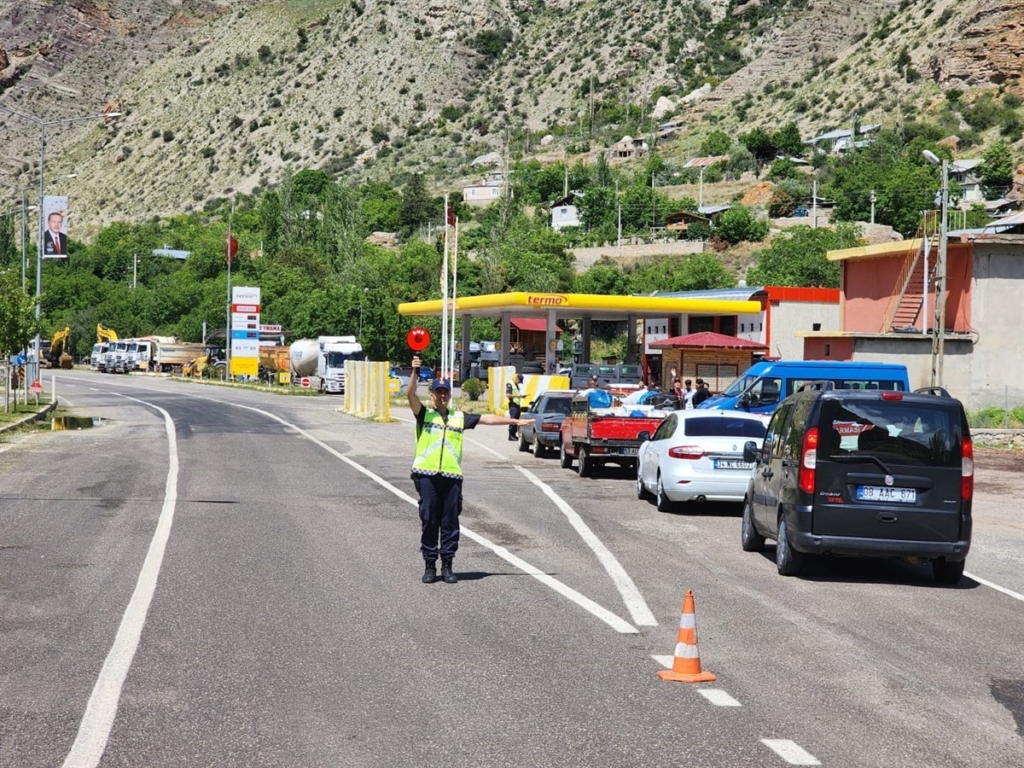 Erzurum'da Jandarma, 73 Aranan Şahsı Yakaladı