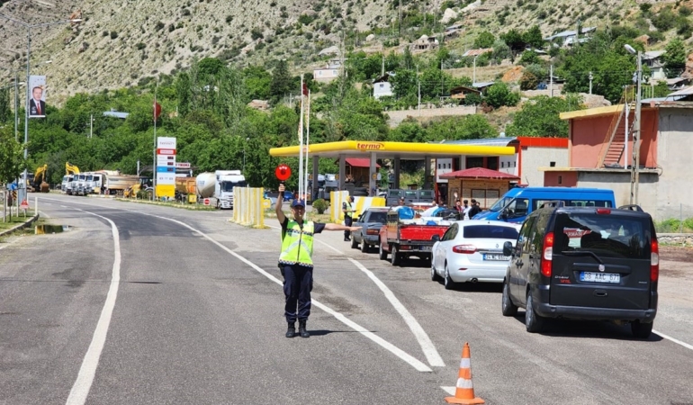 Erzurum'da Jandarma, 73 Aranan Şahsı Yakaladı