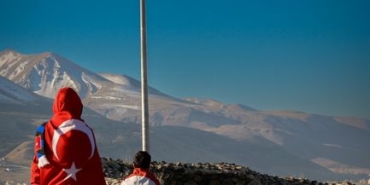 Erzurum'da Türk bayrağı için vatandaşlar bir araya geldi