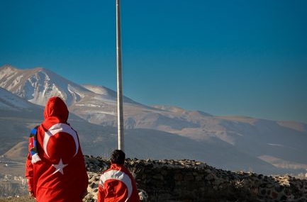 Erzurum'da Türk bayrağı için vatandaşlar bir araya geldi