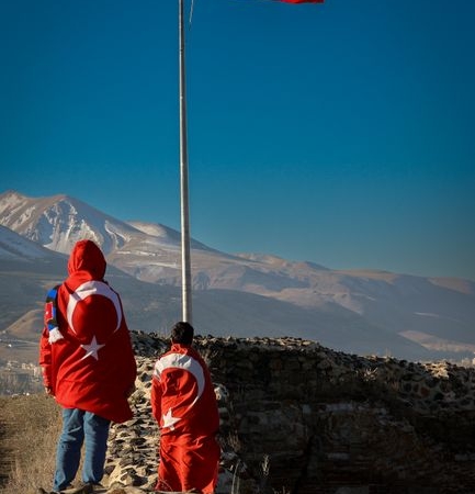 Erzurum'da Türk bayrağı için vatandaşlar bir araya geldi