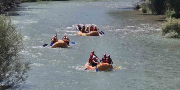 Erzurum'da rafting heyecanı: Alabora olan botlar mücadele etti