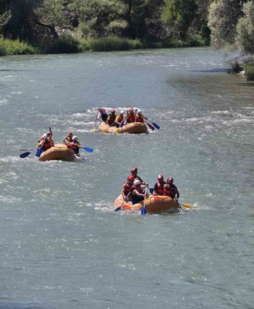Erzurum'da rafting heyecanı: Alabora olan botlar mücadele etti