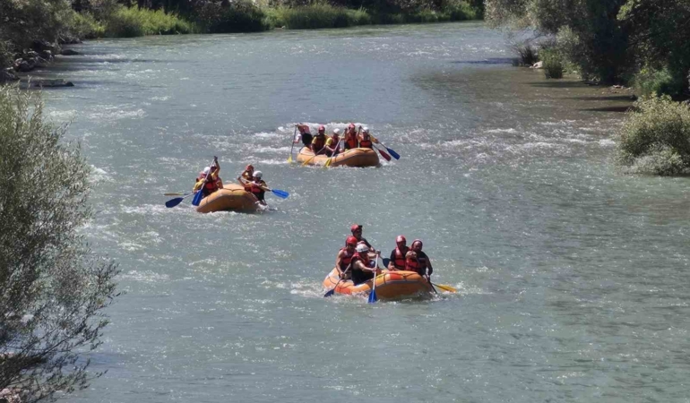 Erzurum'da rafting heyecanı: Alabora olan botlar mücadele etti