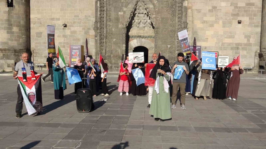Erzurum'da sağlık çalışanları Gazze için sessiz yürüyüş düzenledi