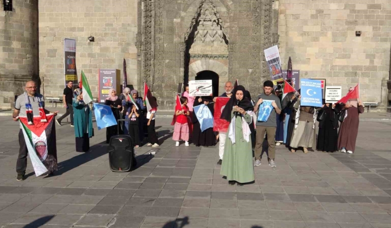 Erzurum'da sağlık çalışanları Gazze için sessiz yürüyüş düzenledi