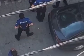 ESENYURT'TA BIÇAKLA VATANDAŞLARI TEHDİT EDİP, KORKU DOLU ANLAR YAŞATTI POLİSİ GÖRÜNCE KENDİNİ ARACA KİTLEYEN ADAM, GÜÇLÜKLE ARAÇTAN ÇIKARILARAK GÖZALTINA ALDI