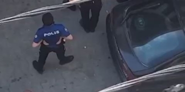 ESENYURT'TA BIÇAKLA VATANDAŞLARI TEHDİT EDİP, KORKU DOLU ANLAR YAŞATTI POLİSİ GÖRÜNCE KENDİNİ ARACA KİTLEYEN ADAM, GÜÇLÜKLE ARAÇTAN ÇIKARILARAK GÖZALTINA ALDI