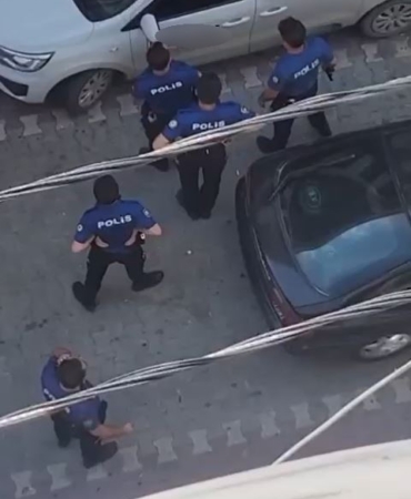 ESENYURT'TA BIÇAKLA VATANDAŞLARI TEHDİT EDİP, KORKU DOLU ANLAR YAŞATTI POLİSİ GÖRÜNCE KENDİNİ ARACA KİTLEYEN ADAM, GÜÇLÜKLE ARAÇTAN ÇIKARILARAK GÖZALTINA ALDI