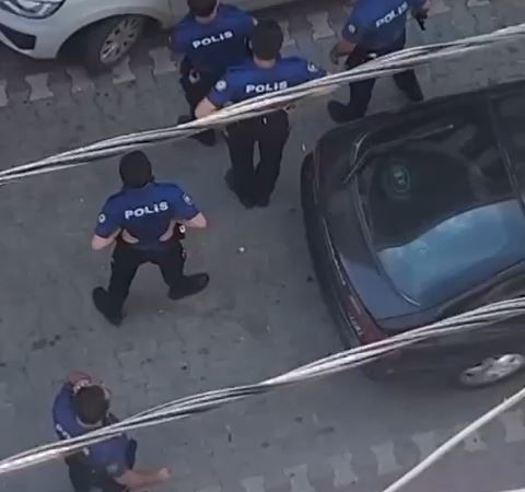 ESENYURT'TA BIÇAKLA VATANDAŞLARI TEHDİT EDİP, KORKU DOLU ANLAR YAŞATTI POLİSİ GÖRÜNCE KENDİNİ ARACA KİTLEYEN ADAM, GÜÇLÜKLE ARAÇTAN ÇIKARILARAK GÖZALTINA ALDI