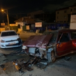 ESKİŞEHİR'DE 2 OTOMOBİL KAFA KAFAYA ÇARPIŞTI