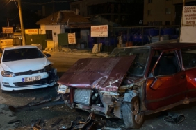 ESKİŞEHİR'DE 2 OTOMOBİL KAFA KAFAYA ÇARPIŞTI