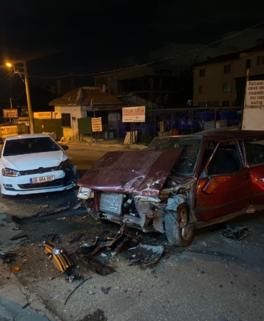 ESKİŞEHİR'DE 2 OTOMOBİL KAFA KAFAYA ÇARPIŞTI