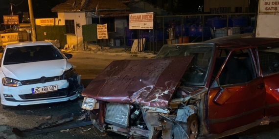 ESKİŞEHİR'DE 2 OTOMOBİL KAFA KAFAYA ÇARPIŞTI