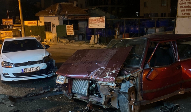 ESKİŞEHİR'DE 2 OTOMOBİL KAFA KAFAYA ÇARPIŞTI