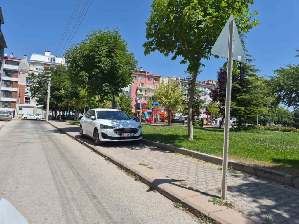 Eskişehir'de Kaldırıma Park Eden Araç Yaya Geçişini Engelledi