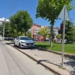 Eskişehir'de Kaldırıma Park Eden Araç Yaya Geçişini Engelledi