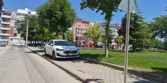 Eskişehir'de Kaldırıma Park Eden Araç Yaya Geçişini Engelledi