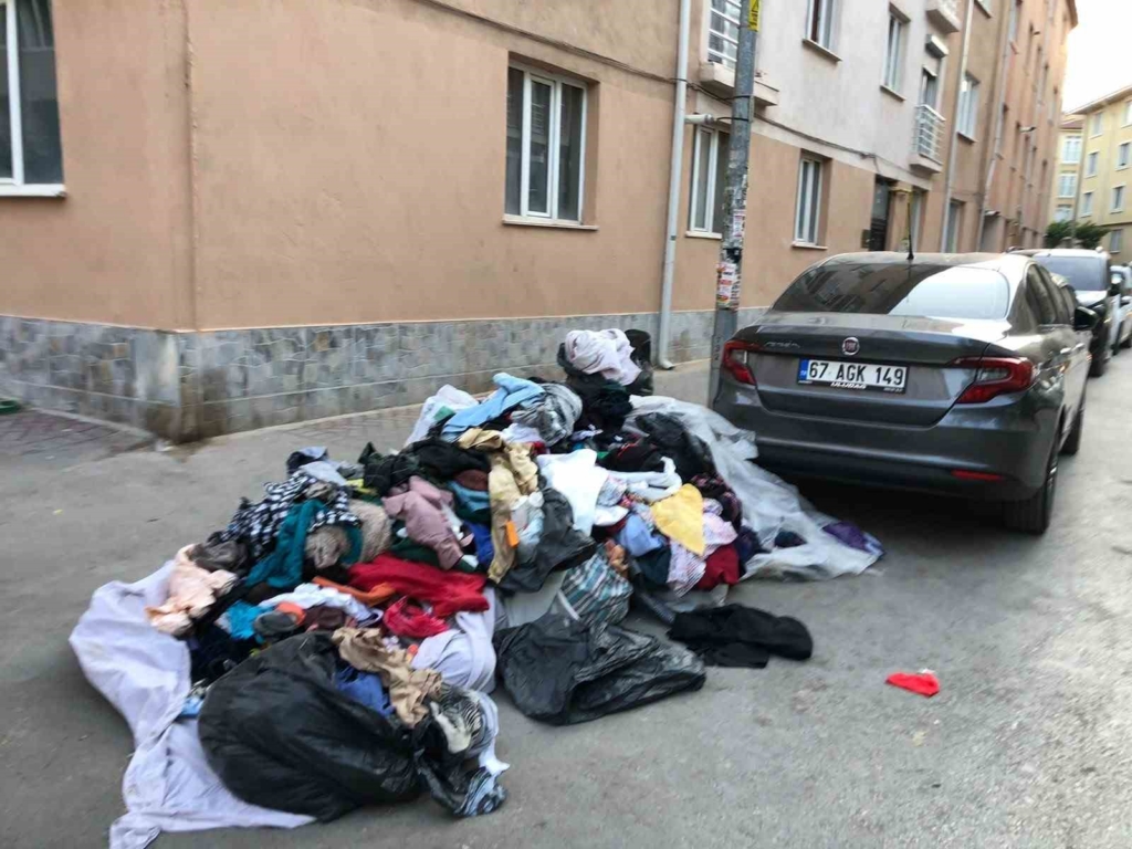Eskişehir'de Kaldırımı Tıkayan Kıyafet Yığını Tepki Çekti