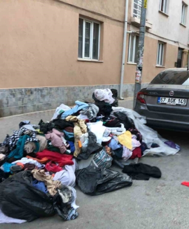 Eskişehir'de Kaldırımı Tıkayan Kıyafet Yığını Tepki Çekti