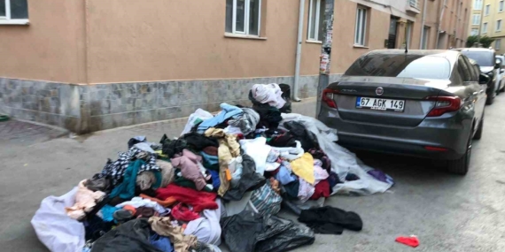 Eskişehir'de Kaldırımı Tıkayan Kıyafet Yığını Tepki Çekti