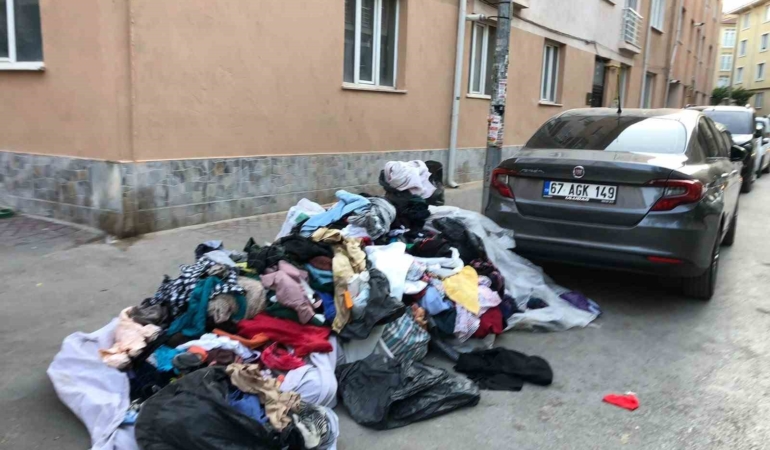 Eskişehir'de Kaldırımı Tıkayan Kıyafet Yığını Tepki Çekti
