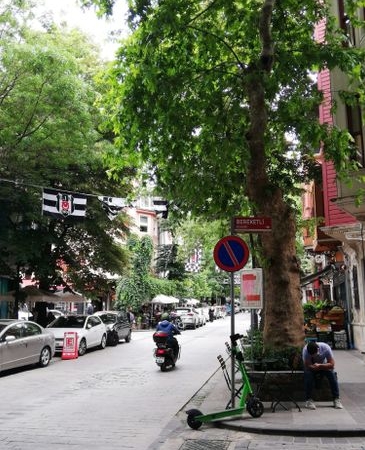 Eskişehir'de Şair Fuzuli Caddesi'nde Çift Sıra Park Sorunu