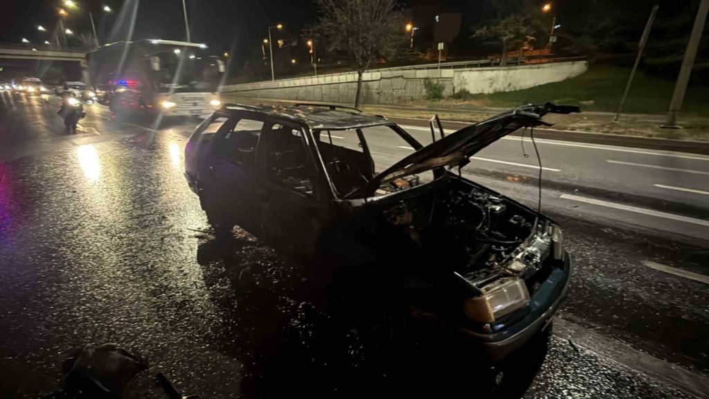 Eskişehir'de alev alan otomobil kullanılamaz hale geldi